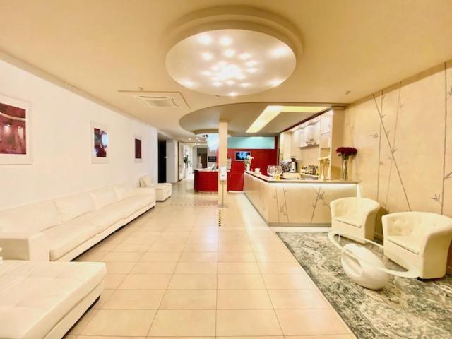 Hotel Cosmopol Чезенатико Экстерьер фото