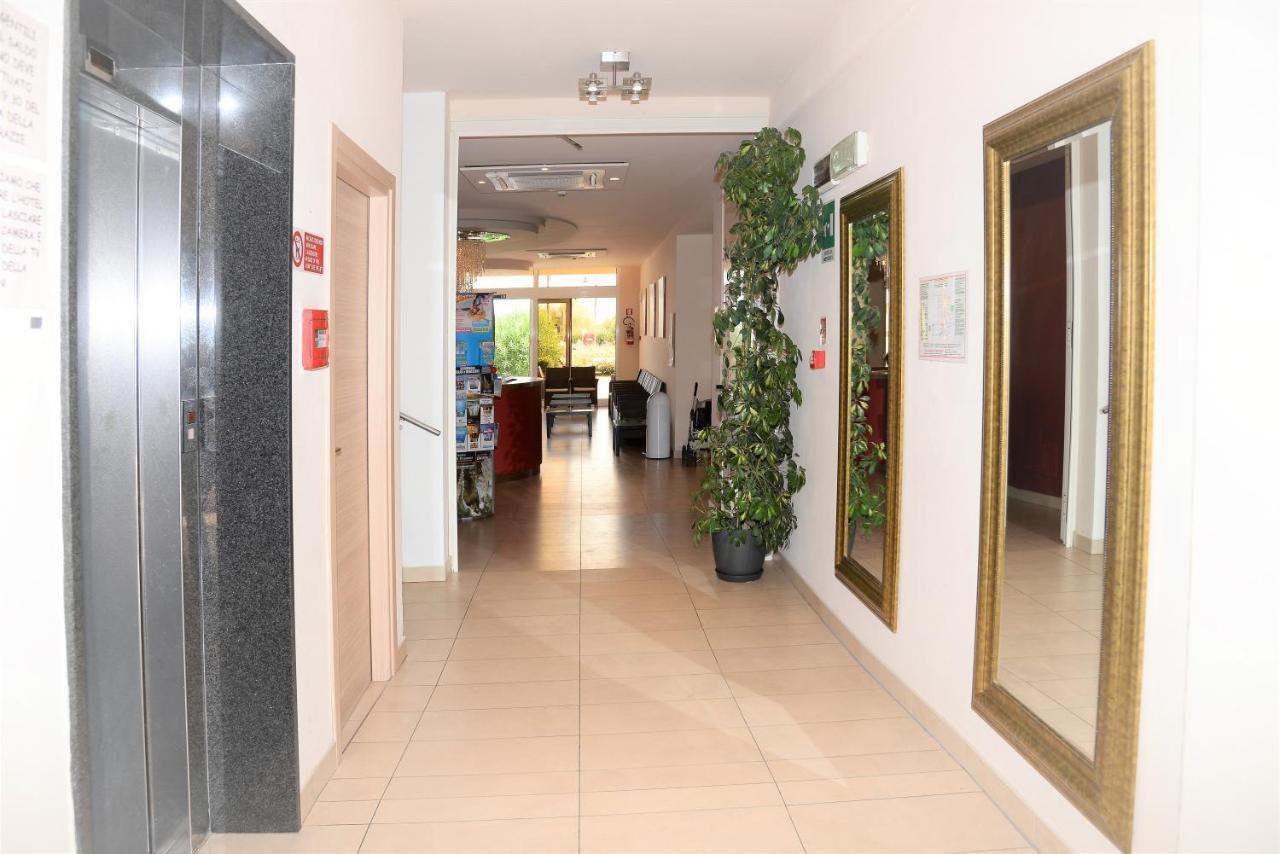 Hotel Cosmopol Чезенатико Экстерьер фото